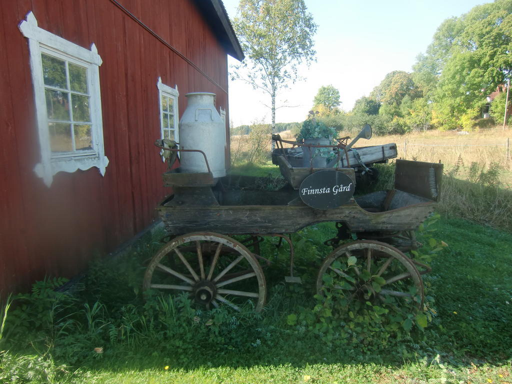 Finnsta Gard Cottages Vasteras Exterior photo